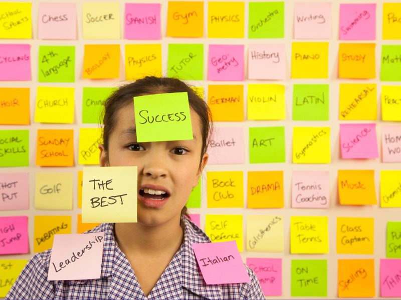 Vivemos em uma rotina cada vez mais acelerada, onde ser produtivo o tempo todo virou sinônimo de sucesso. No entanto, essa mentalidade pode levar muitas pessoas a ultrapassarem seus próprios limites, afetando a saúde mental, emocional e até física. Identificar os sinais de que você está sobrecarregado é fundamental para evitar o colapso e retomar o equilíbrio da sua vida. Neste artigo, vamos explicar o que é estar sobrecarregado, o que causa esse estado e apresentar os principais sinais de que você está sobrecarregado. Também vamos mostrar como a terapia pode ser uma ferramenta essencial nesse processo de recuperação e autocuidado. O que significa estar sobrecarregado? Estar sobrecarregado é quando a soma das responsabilidades, pressões e exigências — emocionais, profissionais ou familiares — ultrapassa a sua capacidade de dar conta de tudo de forma saudável. É sentir que não há tempo suficiente, que falta energia, e que você está sempre "apagando incêndios" e tentando se manter de pé. Esse estado pode se manifestar de diversas formas: exaustão mental, irritabilidade, esquecimentos frequentes, ansiedade, insônia e até sintomas físicos, como dores no corpo e problemas gastrointestinais. Os sinais de que você está sobrecarregado costumam ser sutis no início, mas se tornam intensos com o tempo. O que leva uma pessoa a estar sobrecarregada? A sobrecarga não surge do dia para a noite. Ela é, muitas vezes, o resultado de um acúmulo de fatores que vão se somando ao longo dos dias, semanas e meses. Entre os principais motivos que levam alguém a estar sobrecarregado, destacam-se: Excesso de trabalho ou multitarefas constantes Falta de tempo para descansar ou cuidar de si mesmo Dificuldade em dizer “não” e impor limites Pressão para atender expectativas externas (familiares, sociais, profissionais) Negligência com os próprios sentimentos e necessidades emocionais Todos esses fatores, juntos, alimentam um ciclo de esgotamento. Por isso, saber identificar os sinais de que você está sobrecarregado é o primeiro passo para quebrar esse ciclo. 5 Sinais de que você está sobrecarregado Veja agora uma lista prática dos principais sinais de que você está sobrecarregado, para que você possa observar se está passando por isso e tomar atitudes antes que o quadro se agrave: ✅ Fadiga constante, mesmo após dormir Você acorda cansado, sem energia e tem a sensação de que o descanso nunca é suficiente? Isso pode ser um sinal claro de sobrecarga física e emocional. ✅ Falta de foco e dificuldade para se concentrar Tarefas simples parecem complexas, você esquece compromissos e tem dificuldade de concluir o que começou. ✅ Irritabilidade e impaciência frequentes Qualquer pequena contrariedade causa explosões emocionais ou crises de choro? Esse é um dos sinais de que você está sobrecarregado emocionalmente. ✅ Isolamento e vontade de se afastar das pessoas A necessidade de se desligar do mundo pode ser um reflexo da sobrecarga. Você sente vontade de sumir ou de se esconder do contato social? ✅ Sensação de fracasso ou inadequação constante Mesmo fazendo o melhor possível, você sente que nunca é suficiente? Isso indica um desgaste emocional profundo que precisa de atenção. Se você identificou dois ou mais desses sinais em sua rotina, é hora de parar, respirar e buscar ajuda. Veja como a terapia pode te ajudar A terapia é um espaço seguro e acolhedor para você entender o que está por trás dos sinais de que você está sobrecarregado. Com o acompanhamento de um psicólogo ou psicanalista, é possível: 🧠 Identificar os gatilhos da sobrecarga e padrões de comportamento nocivos 💬 Falar sobre suas emoções sem julgamentos 🛠️ Aprender técnicas para lidar com ansiedade, pressão e cansaço 🔄 Desenvolver limites saudáveis e melhorar sua relação com o trabalho, família e consigo mesmo 💪 Retomar a autoestima, a clareza emocional e o autocuidado Não espere a exaustão bater à sua porta. Os sinais de que você está sobrecarregado são um alerta do seu corpo e mente pedindo socorro. E buscar ajuda é um ato de coragem, não de fraqueza